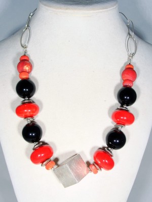 Srebrny naszyjnik z koralem DZI0002