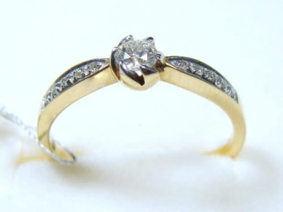 Złoty pierścionek z brylantami GÓR0337